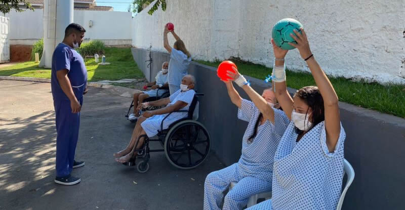 Pacientes da UTI do Hospital de São Luís de Montes Belos fazem fisioterapia ao ar livre